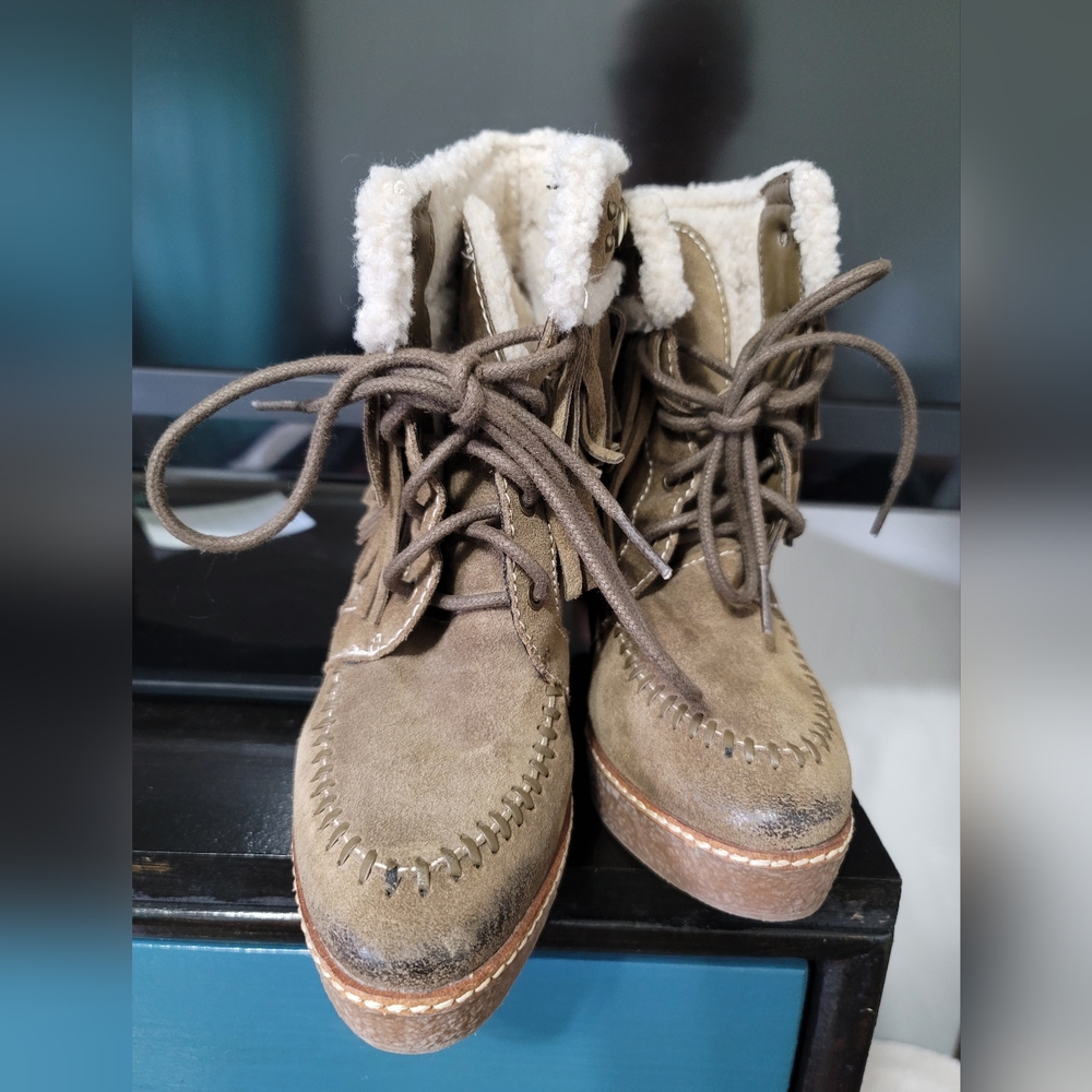 Pre-loved Sam Edelman "Kemper" fringed suede lined boots.  6.5M.  (433)